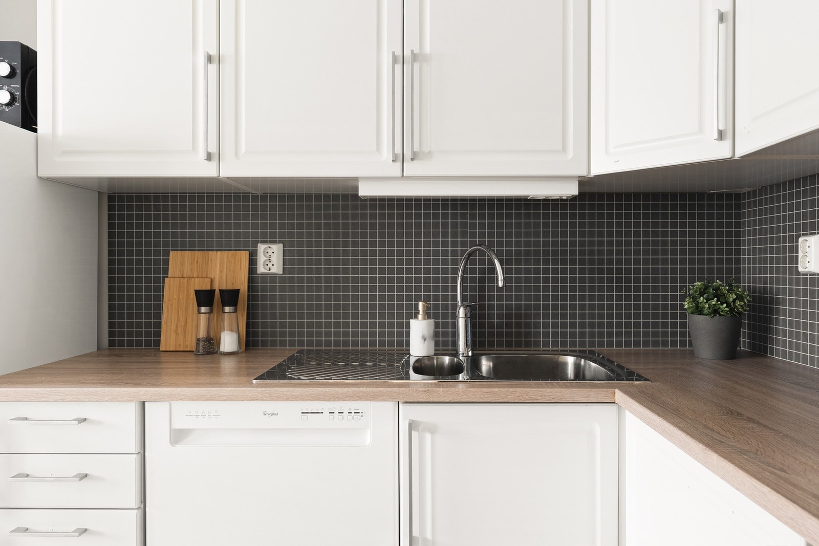 Alle kjøkkenets hvitevarer medfølger handelen. Galleribilde