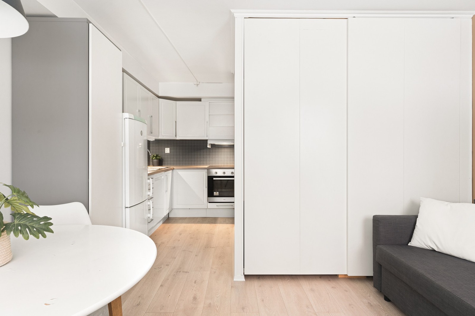 Skyvedør mot alkoven som skiller av stue og sovealkove. Galleribilde