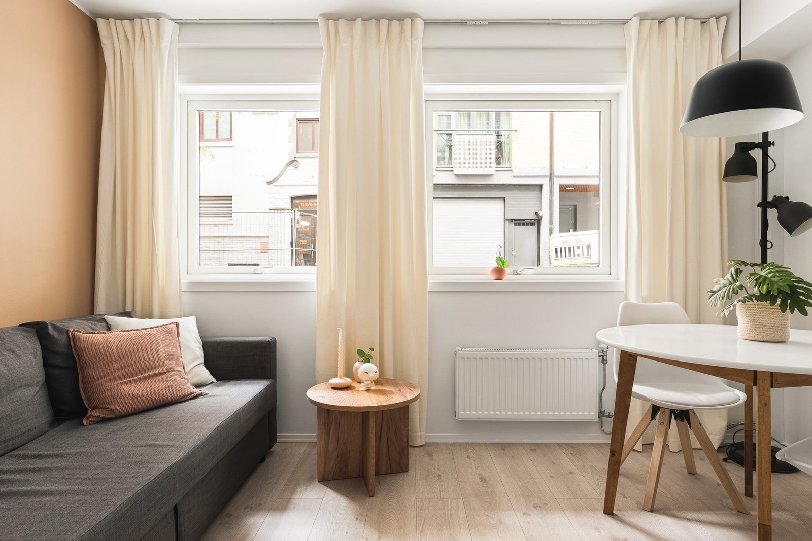 Koselig stue med plass til sofagruppe, samt spisebord. Galleribilde