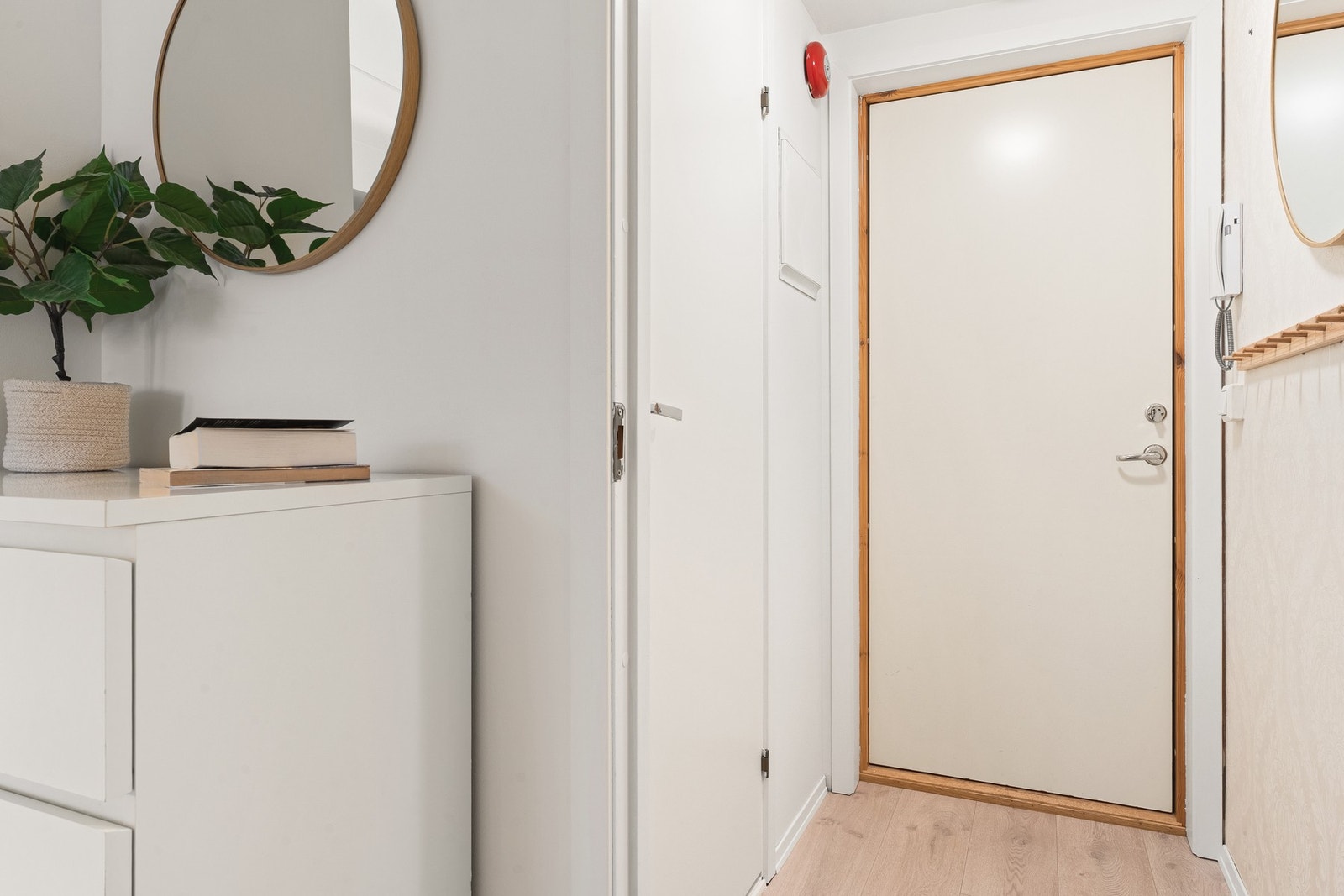 Yttergang med plass til å henge fra seg yttertøy og sko. Galleribilde