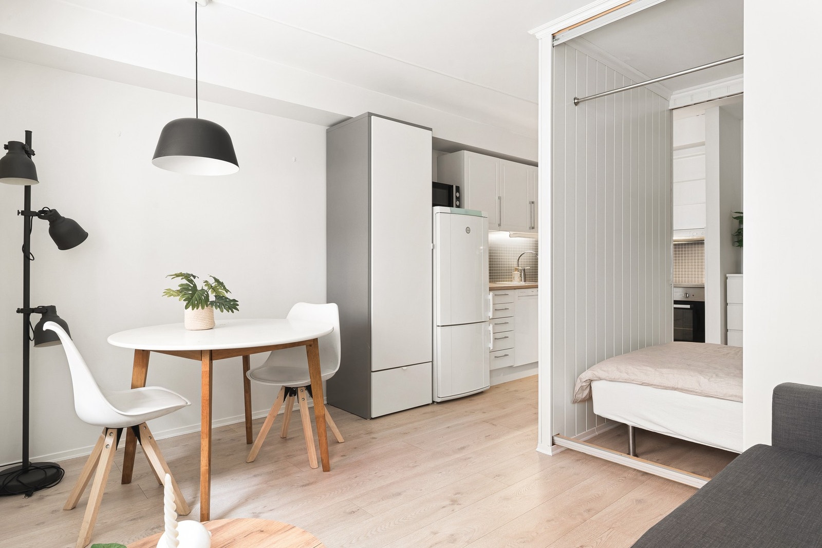 Leiligheten holder en gjennomgående fin standard med laminat på gulv, samt malte gipsvegg-og takplater. Galleribilde