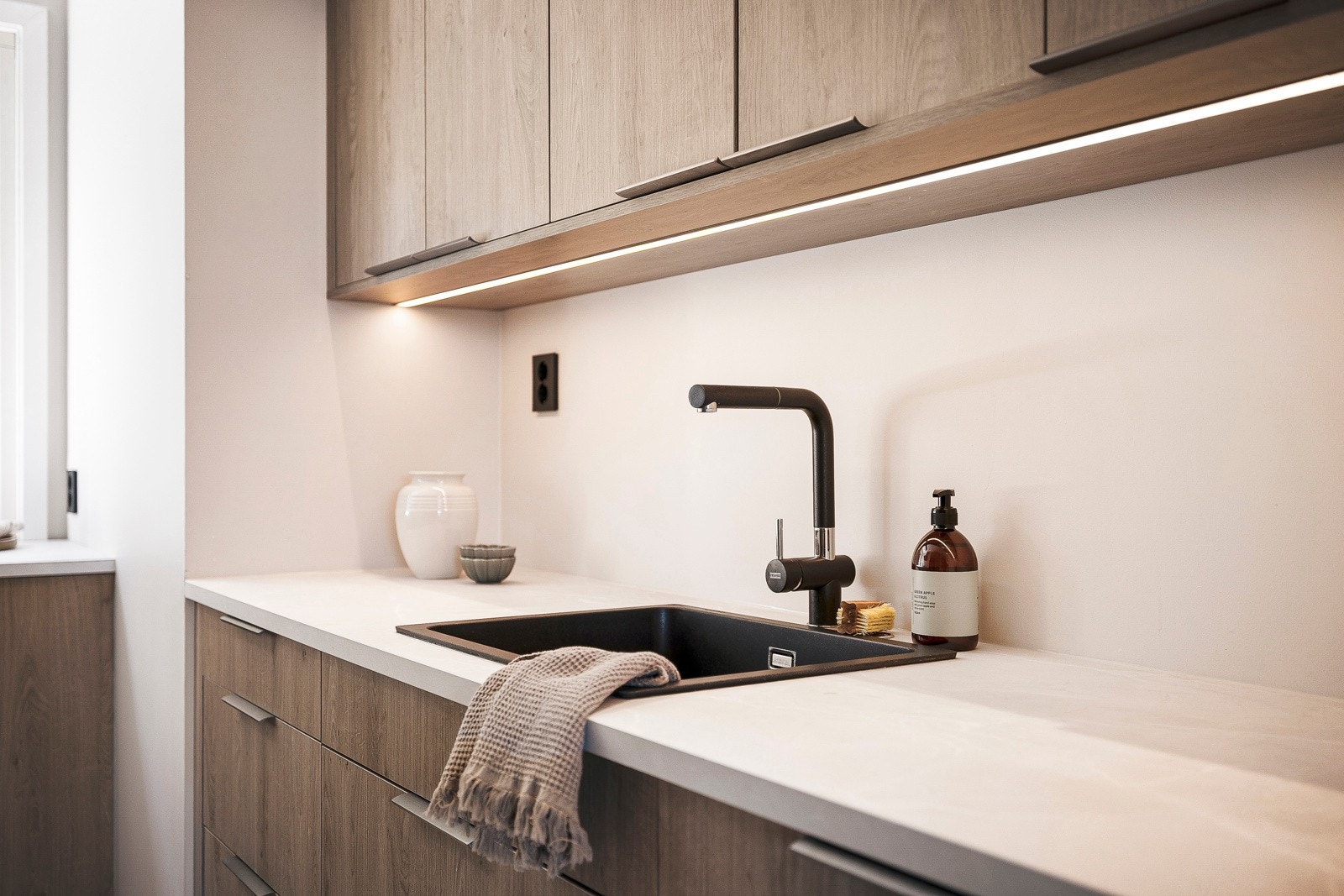 Legg merke til lyset over benkeplaten. Galleribilde