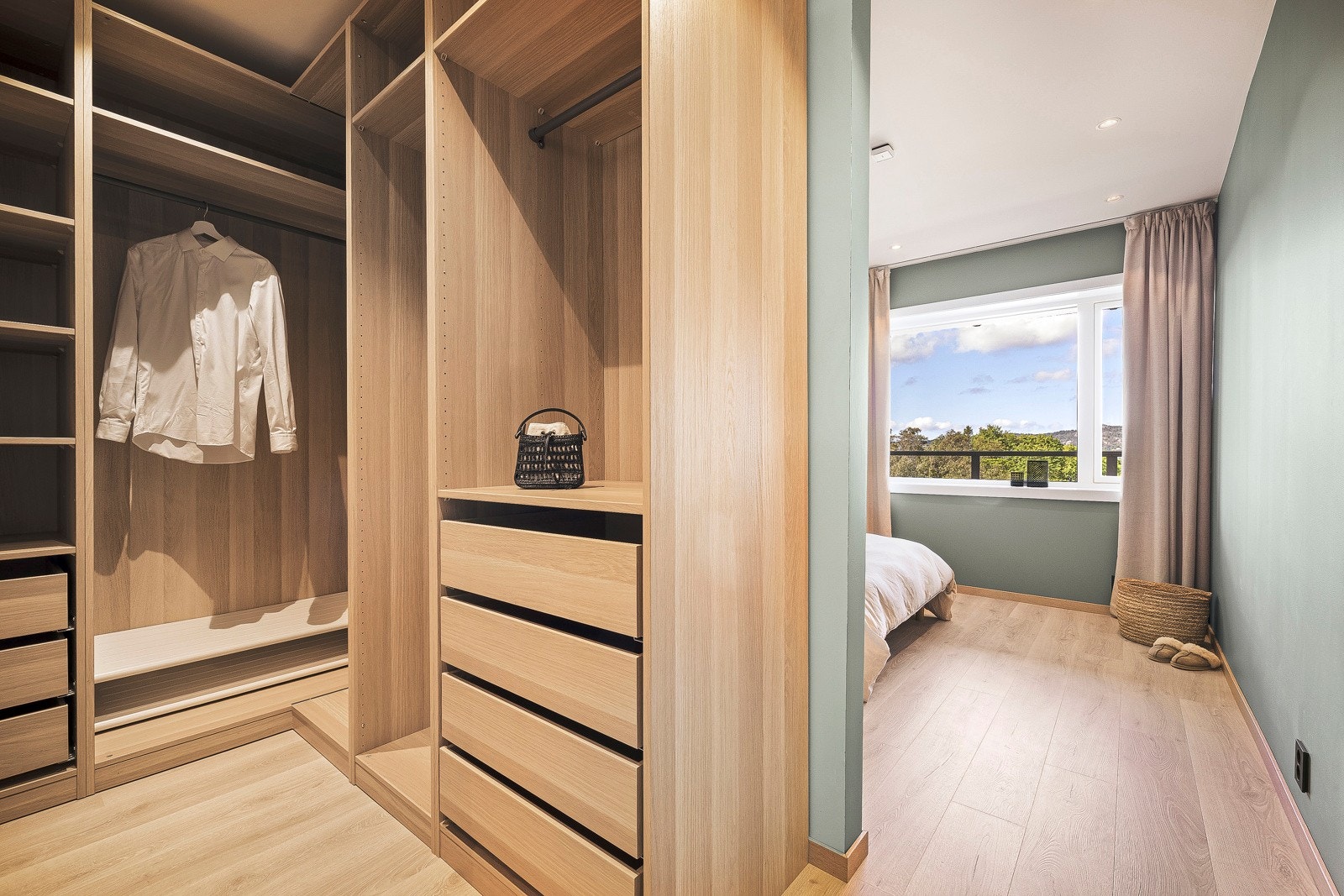 Garderoben følger også handelen. Galleribilde