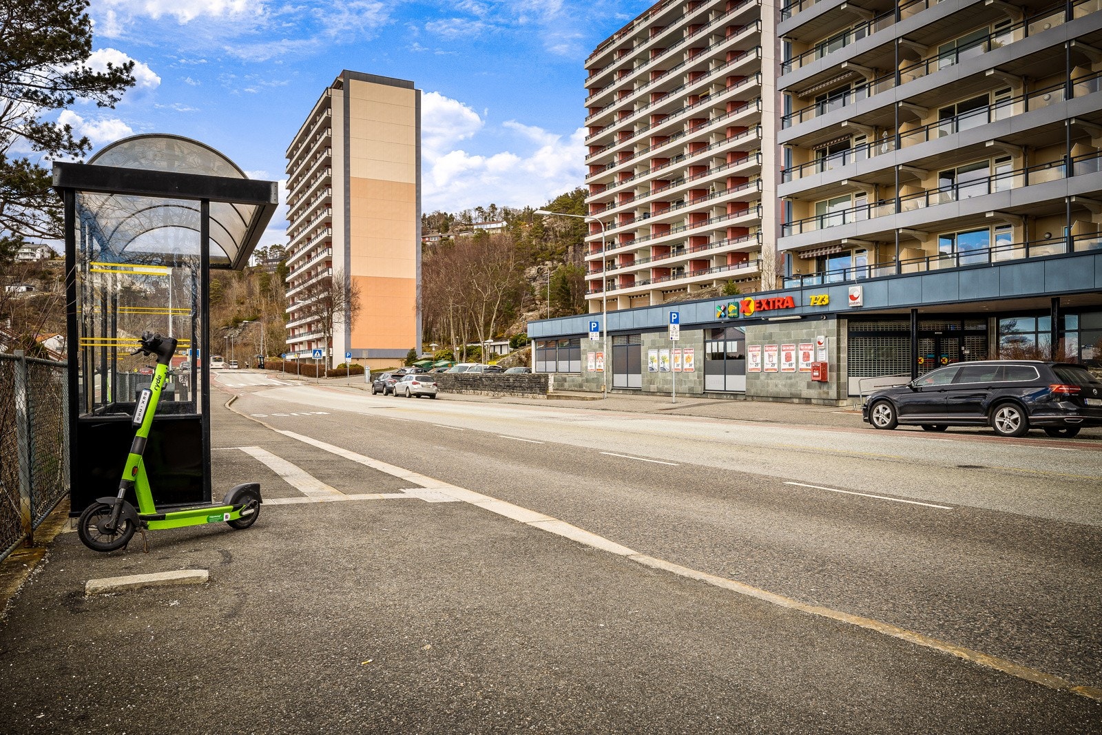 Bussholdeplassen Brunestykket rett nedenfor, med linje 12 og 19. Galleribilde