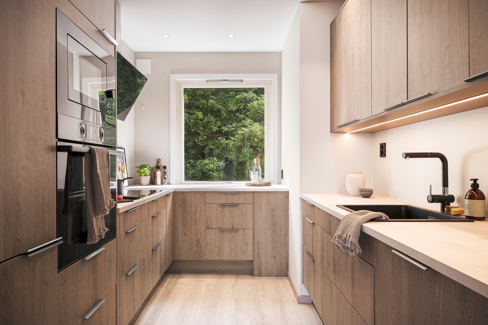 Her har man god benke- og skapplass og vindu også her. Galleribilde