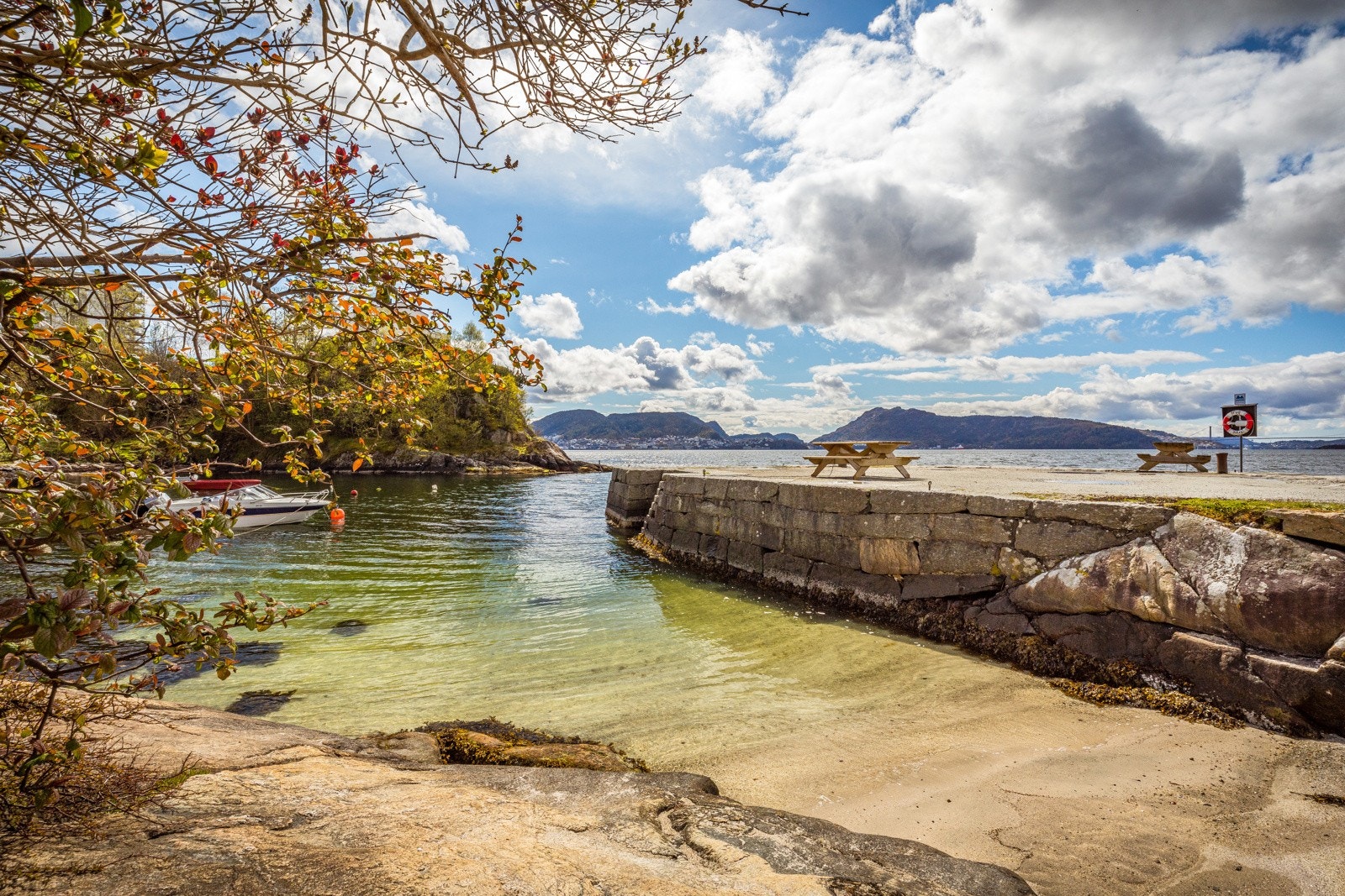 Byens desidert flotteste badeplass, Helleneset Sjøbad ligger like nedenfor blokken. Galleribilde