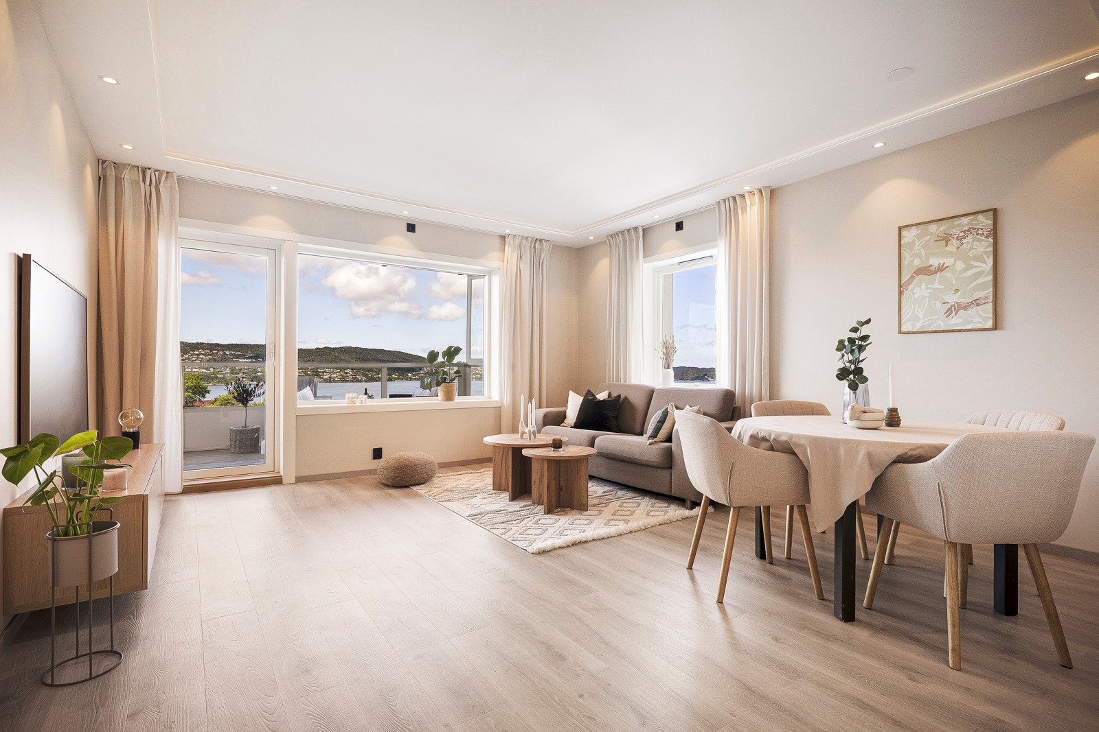 Det første man legger merke til er de store vinduene som slipper inn rikelig med lys. Galleribilde