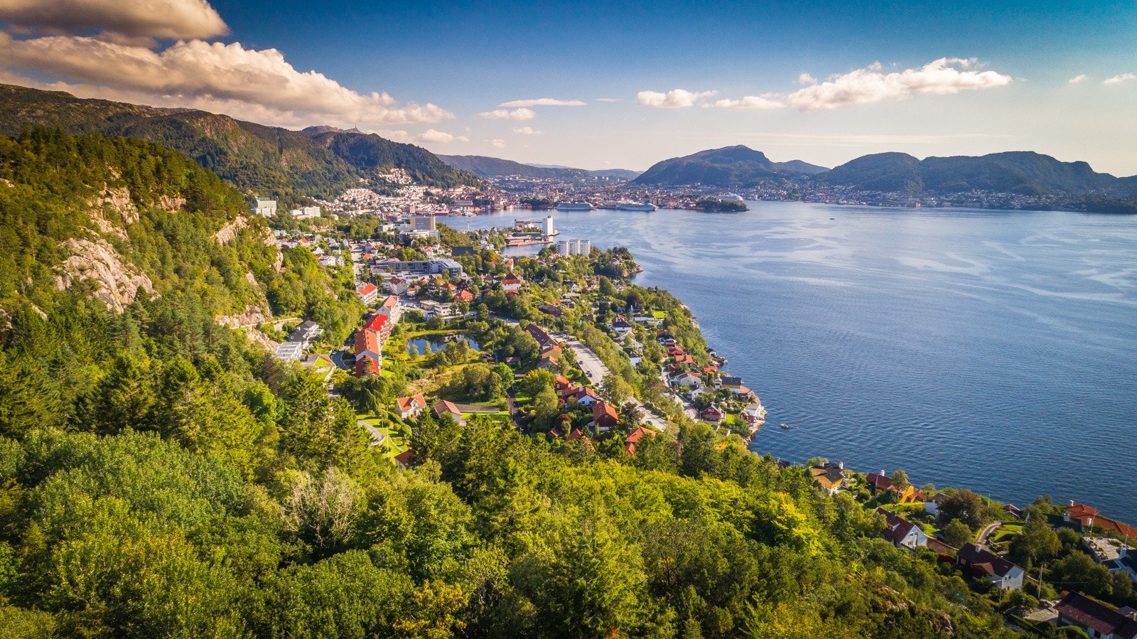 Kort vei til turområder, utdanningsinstitusjoner og Bergen sentrum med bil eller buss Galleribilde