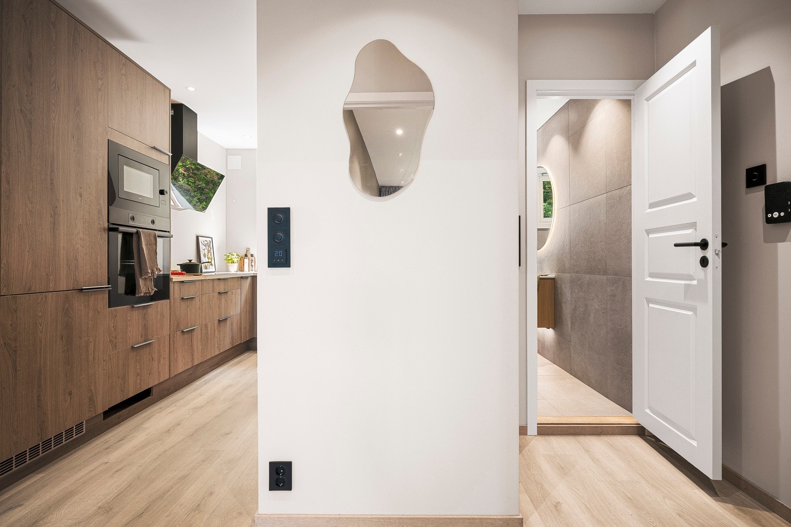 Fra entréen har man tilkomst til leilighetens to soverom, bad og videre inn til stue og kjøkken. Galleribilde