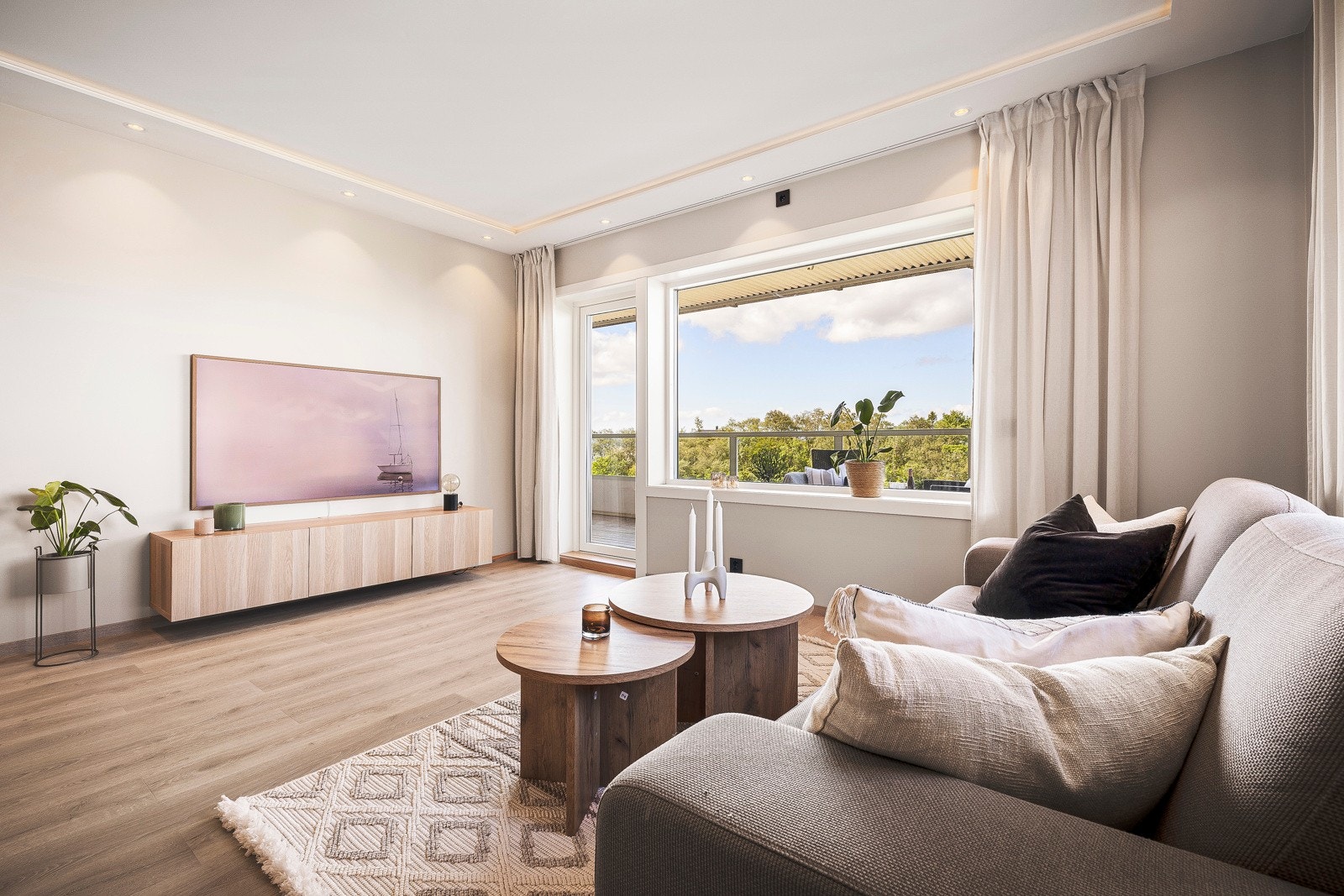 Rommets størrelse og planløsning gjør det enkelt å innrede stuen i flere soner. Galleribilde