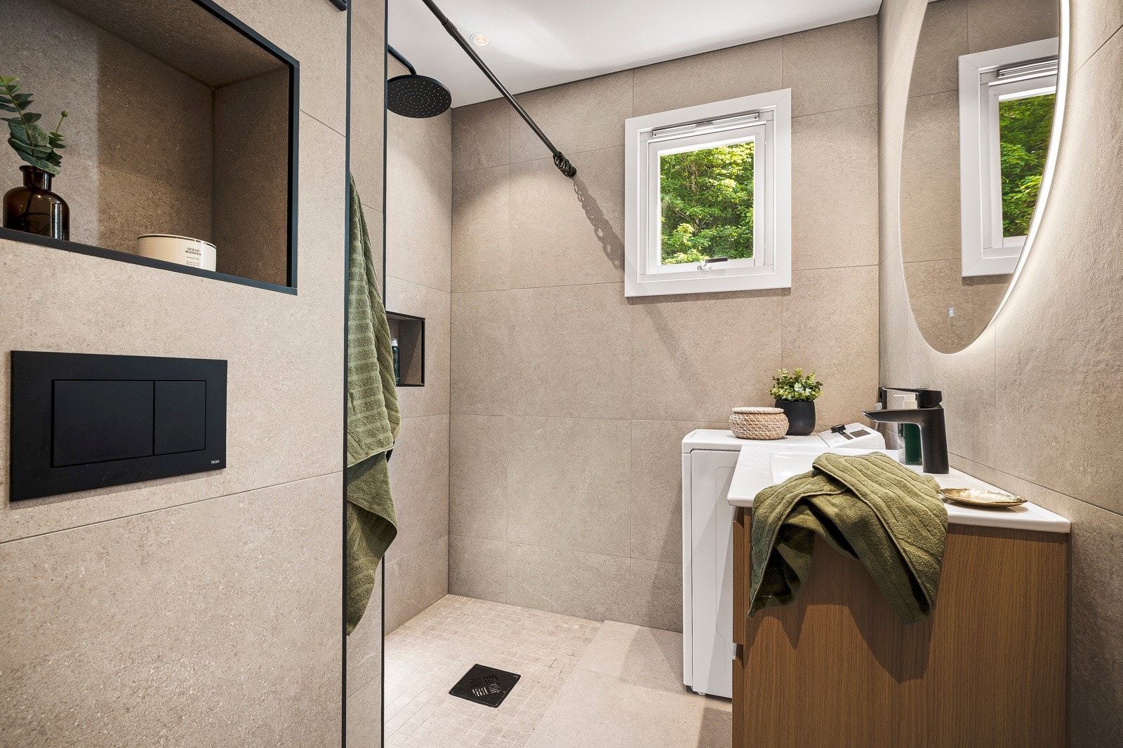 Baderommet måler ca. 3,8 kvm, og pusset opp i 2024 Galleribilde