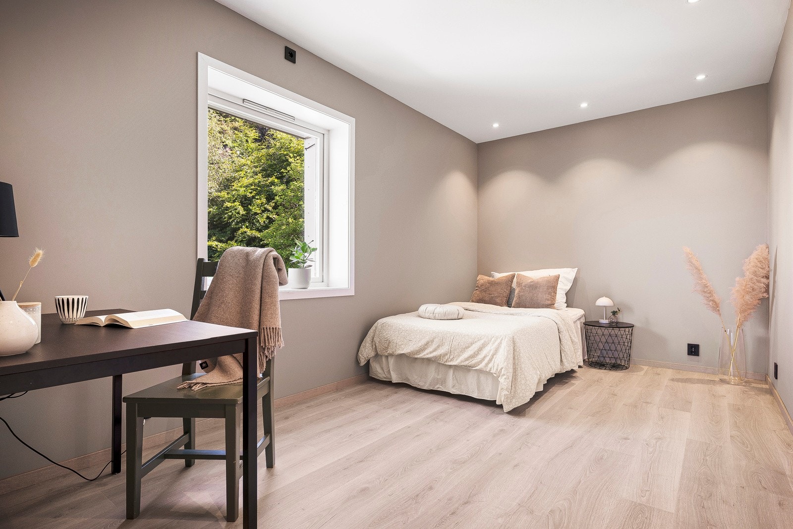 Leiligheten har to romslige soverom, der soverom nr. to har tilkomst fra stuen. Galleribilde