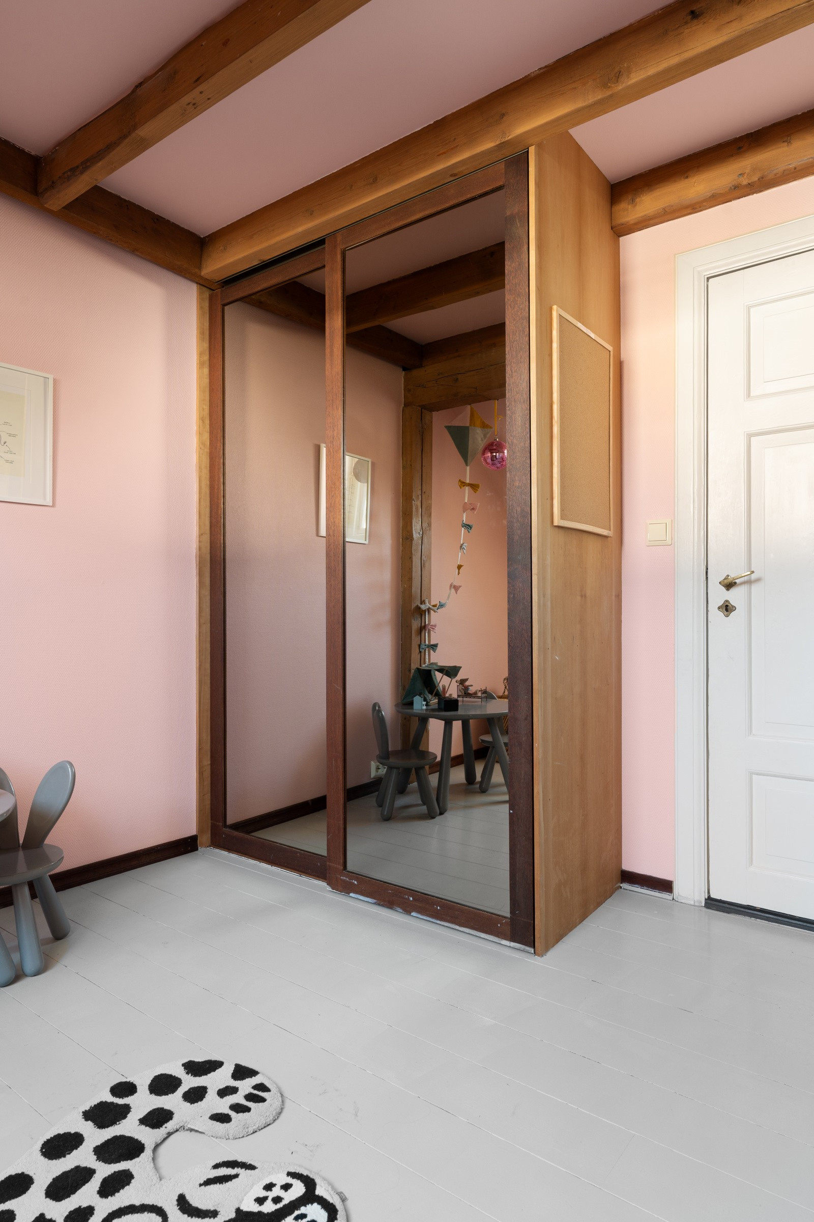 Gode oppbevaringsmuligheter i skyvedørsgarderobe.