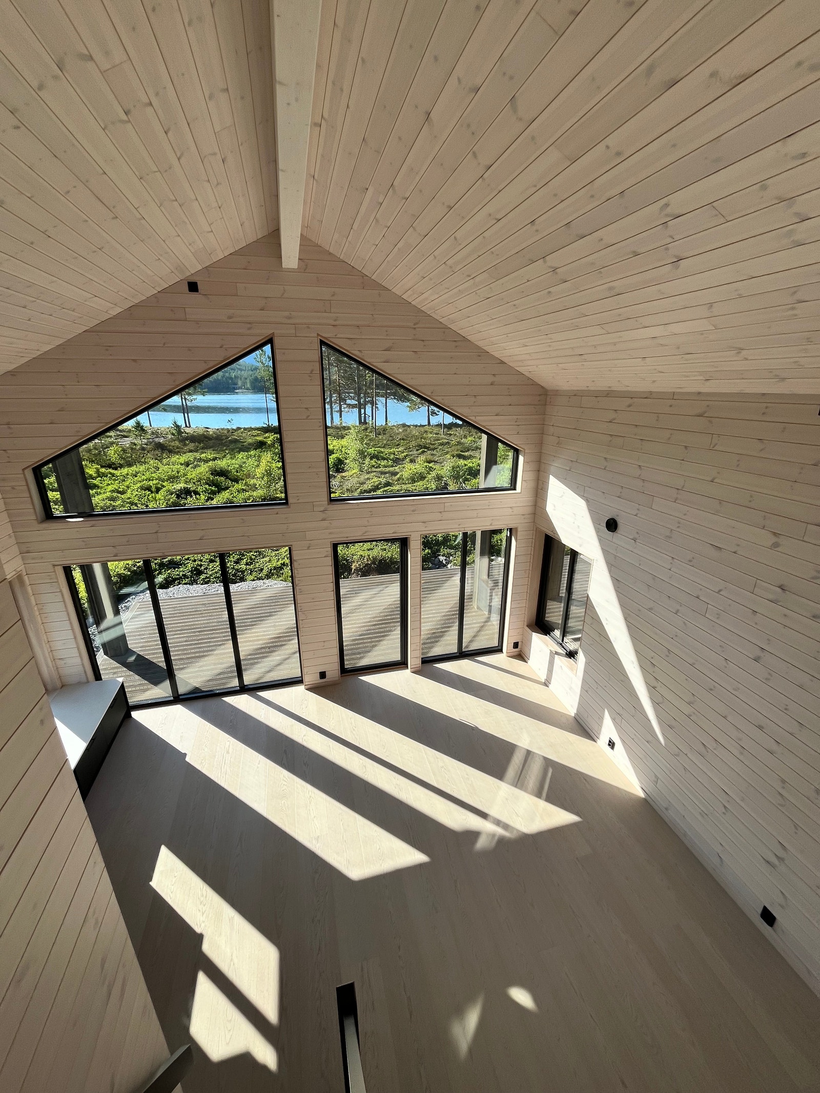 Utsikt fra hemsen til stue/kjøkken Galleribilde