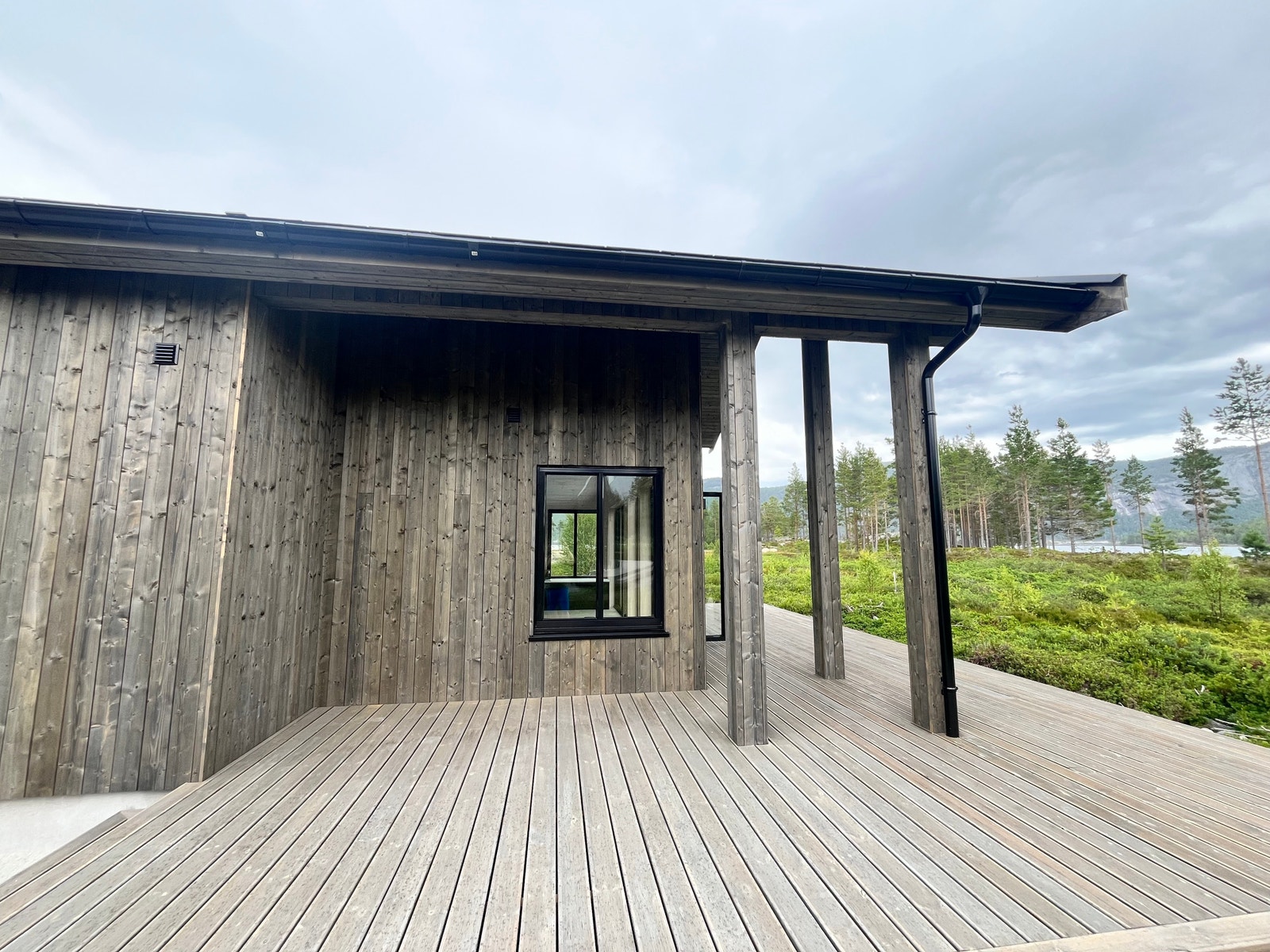 Overbygg i front og på siden Galleribilde