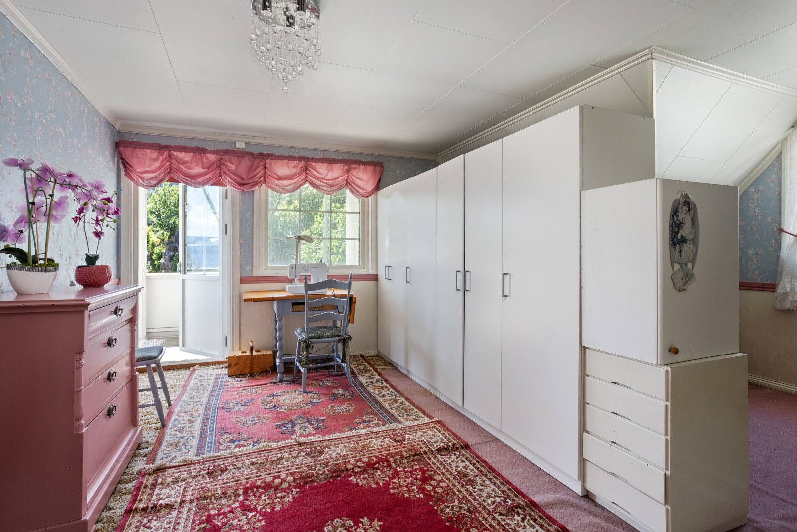 Stort soverom med walk in closet og flere seksjoner. Galleribilde