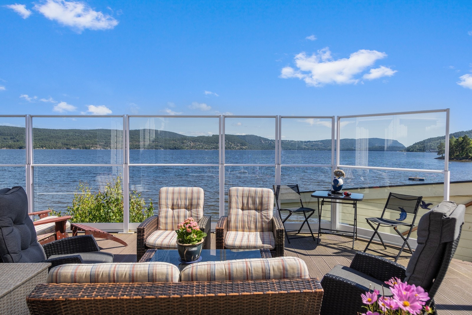 Fantastisk terrasse få meter fra sjøen med nydelig utsikt og gode solforhold. Galleribilde