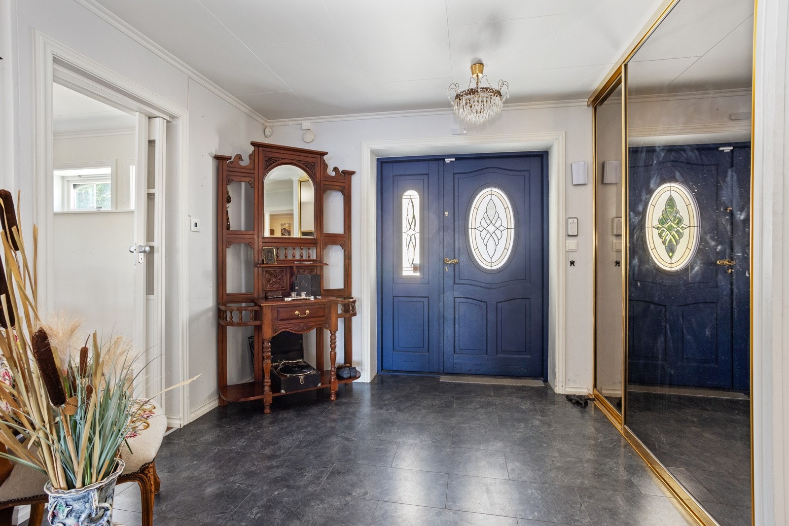 Stor hall med skyvedørsgarderobe. Galleribilde