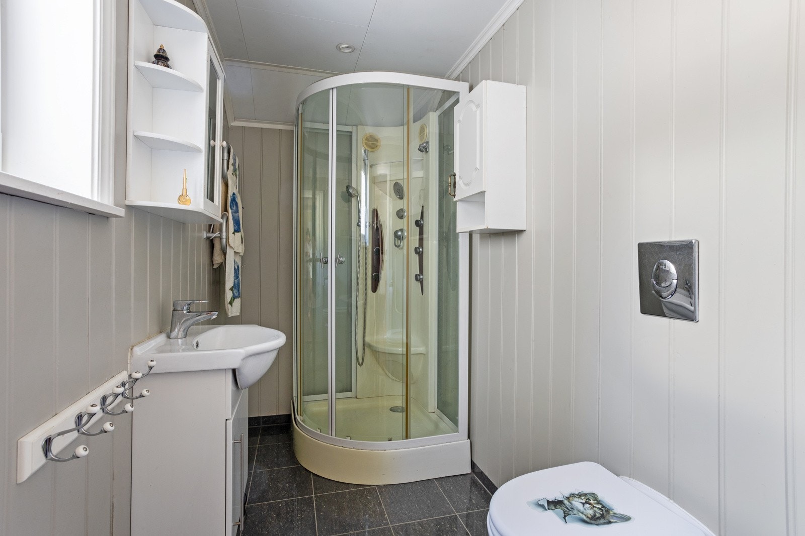 Badet i 2.etasje ble oppgradert i 2014. Galleribilde
