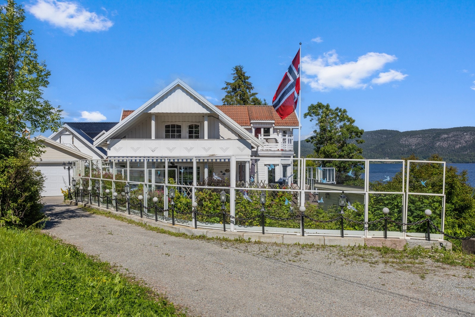 Gårdsplass med skjerm mot hagen. Galleribilde