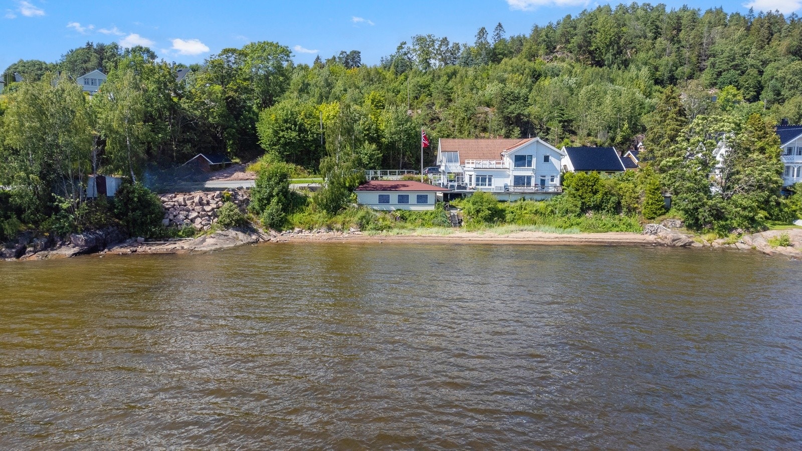Eiendomsmegler Emilie Fredriksen v/ Meglerhuset & Partners ønsker velkommen til Svelvikveien 1247! Galleribilde
