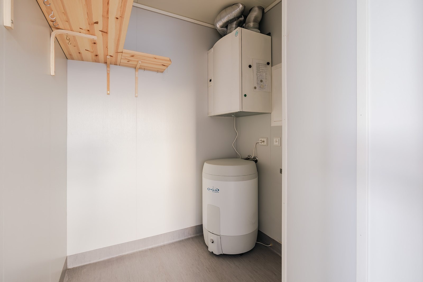Bod innenfor stuen. Vannrør i plast, rør i rør, med rørskap i boden. Elektronisk
vannstopper er montert. Stoppekran med aktuatorventil. Galleribilde
