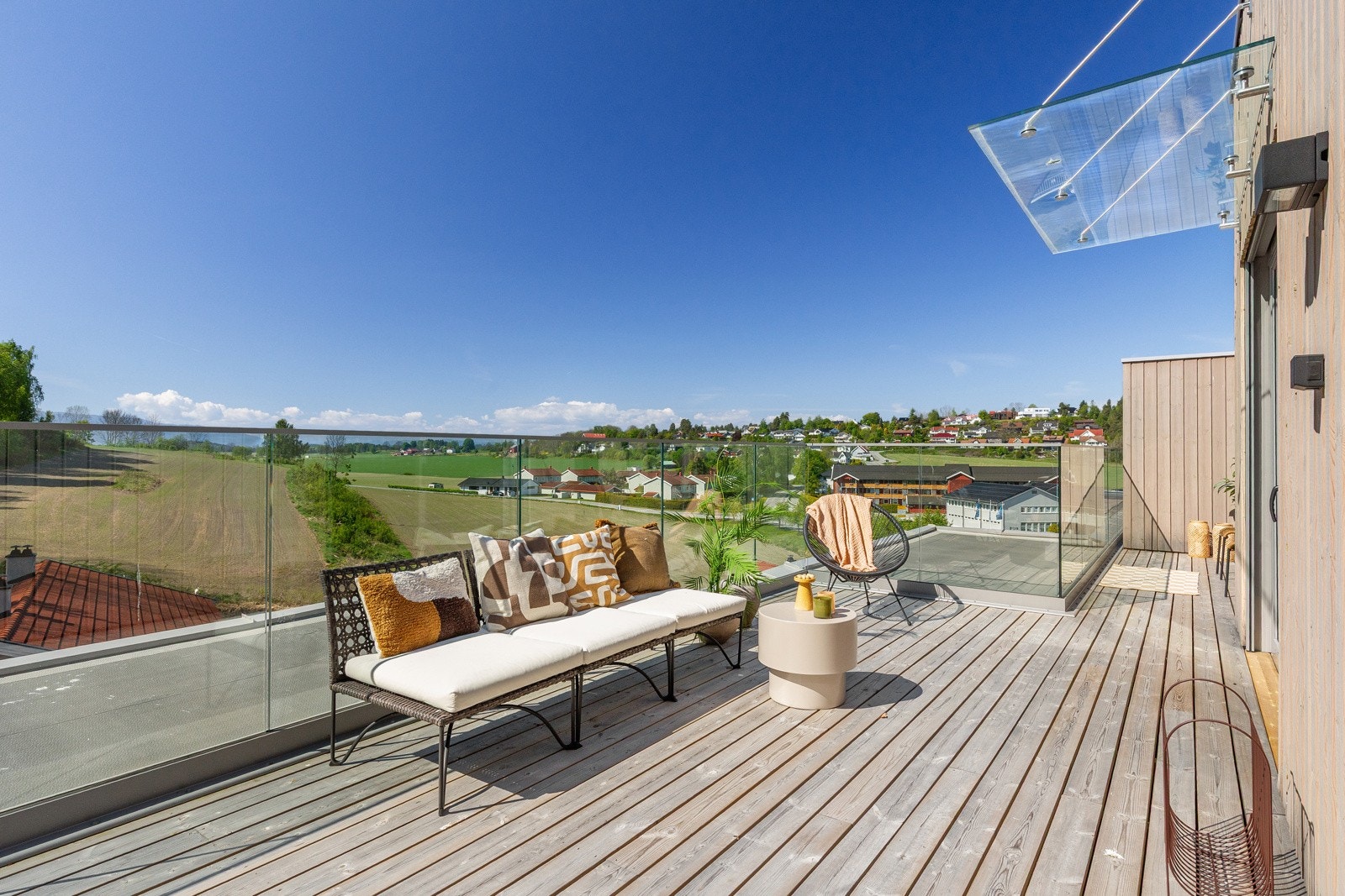 Flere muligheter for sittegrupper, solsenger, grill etc Galleribilde