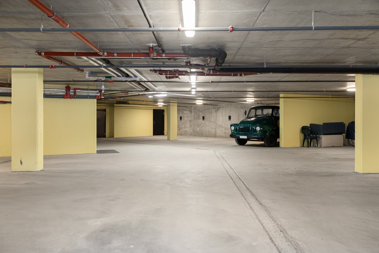 Det er parkering i felles garasjeanlegg. Galleribilde