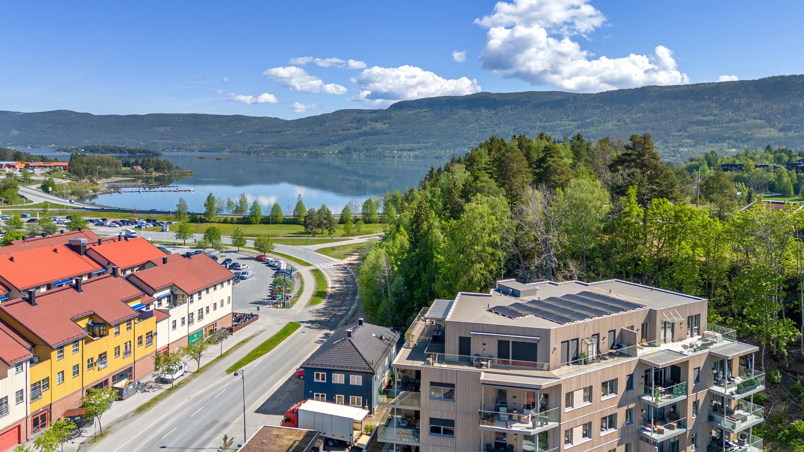 Oversiktsbilde av borettslaget og med nærheten til Steinsfjorden Galleribilde