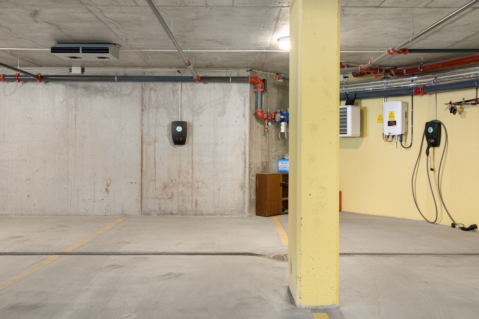 Boligen disponerer egen parkeringsplass med elbillader i felles garasjeanlegg nede ved inngangspartiet. Galleribilde