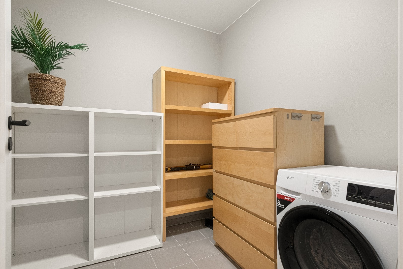 Leiligheten har en innvendig bod med opplegg for vaskemaskin, som gir praktisk oppbevaringsplass og vaskemuligheter, samt ekstern bod. Galleribilde