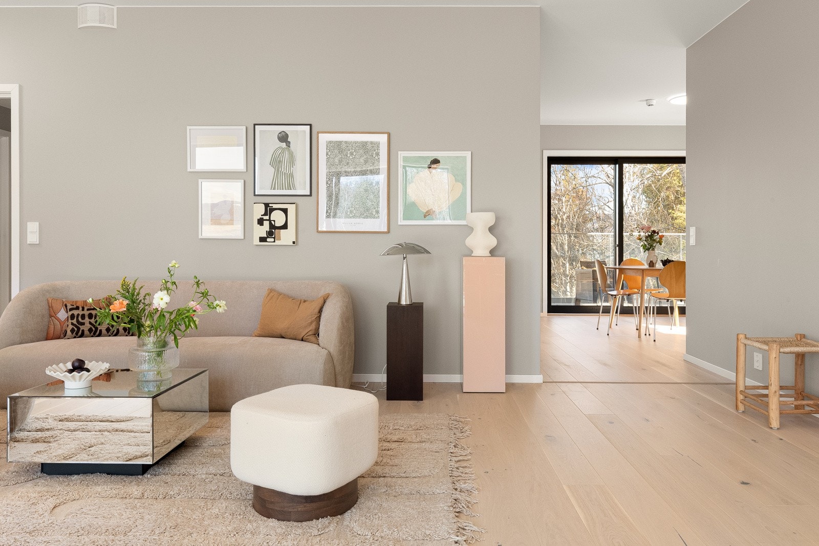 Stue og videre til soverom 2 Galleribilde