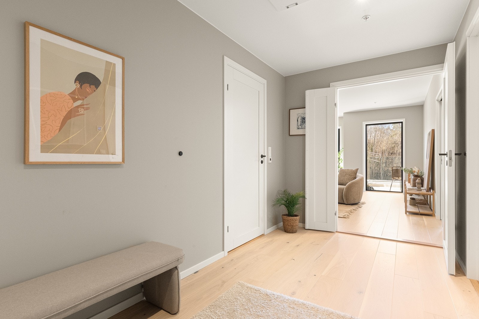 I entréen er det downlights i himlingen, som gir et rent og stilfullt uttrykk. Galleribilde