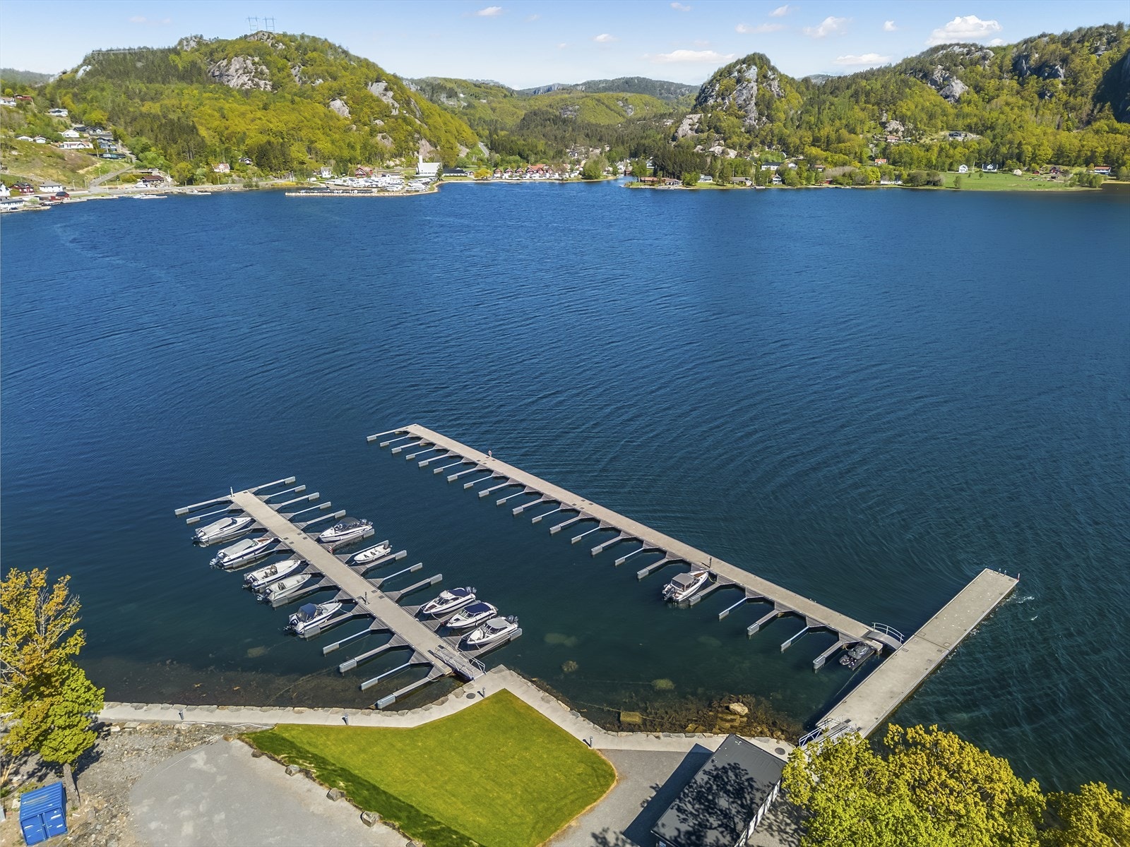 Det kan kjøpes eller leies båtplass i marinaen like sør for huset. Galleribilde