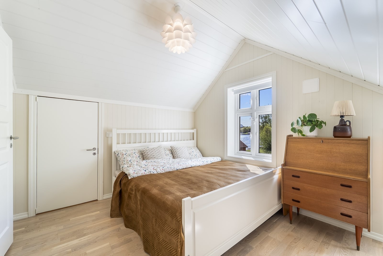 Soverom 1 av 3. Dør til knekott med lagringsplass. Soverommet ligger mot sør. Galleribilde