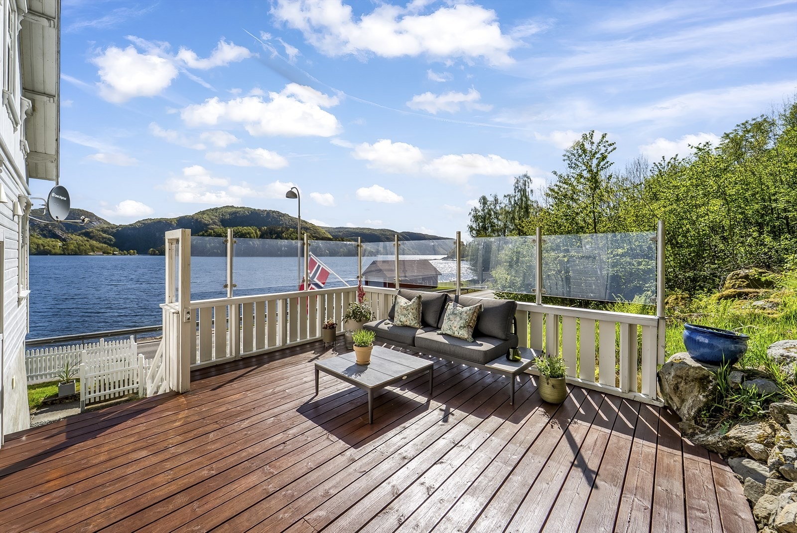 Nyt sola og utsikten på flere sider i og utenfor eiendommen. Galleribilde