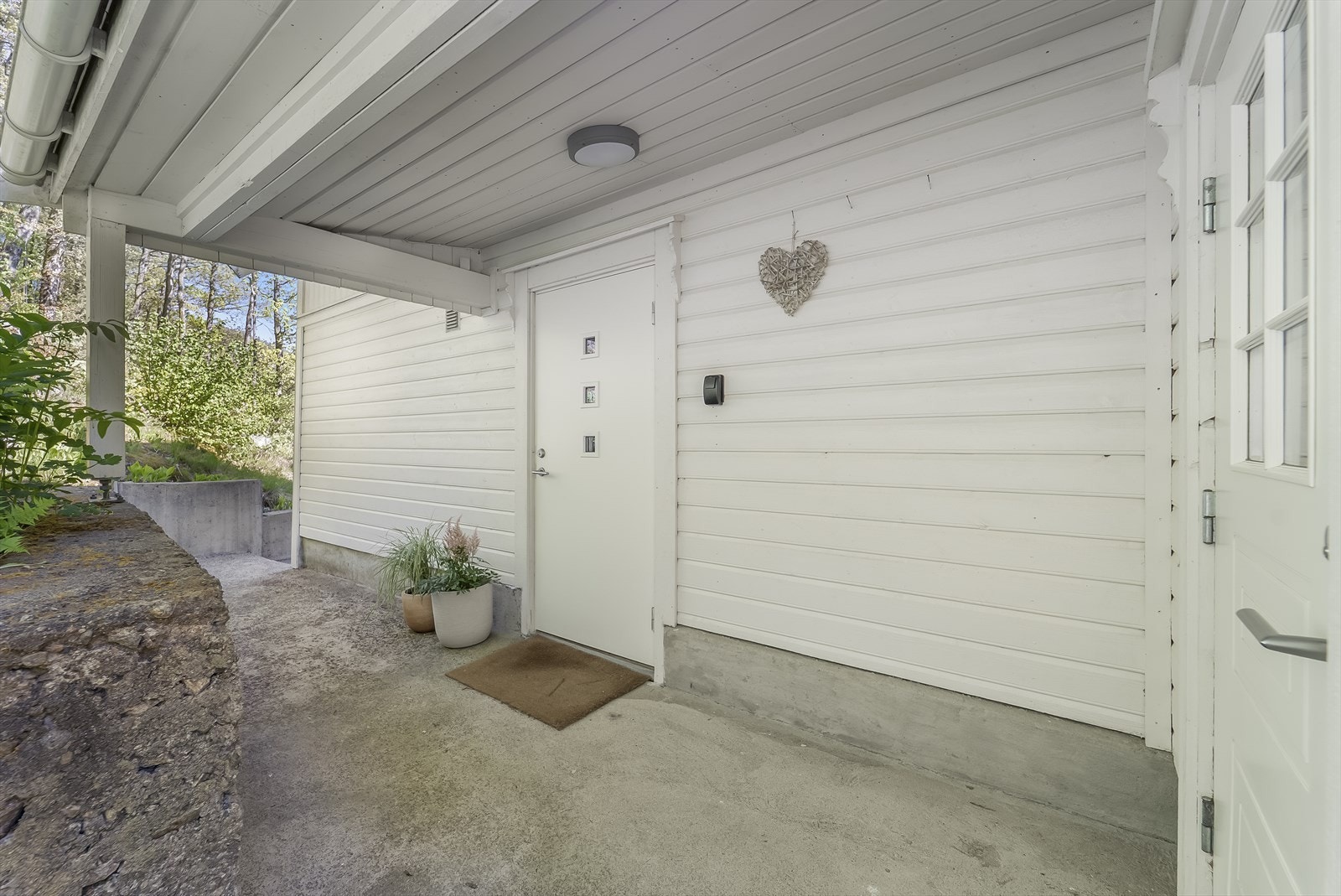 Inngangspartiet er overbygd og ligger på baksiden av boligen. Galleribilde