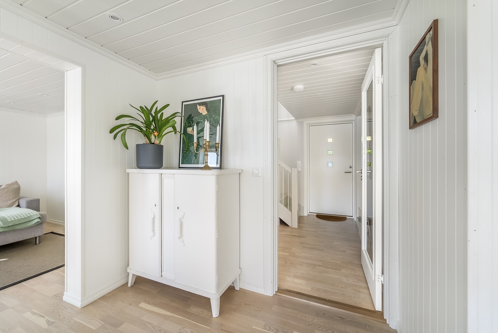 I gangen går det trapp opp til loftet. Galleribilde