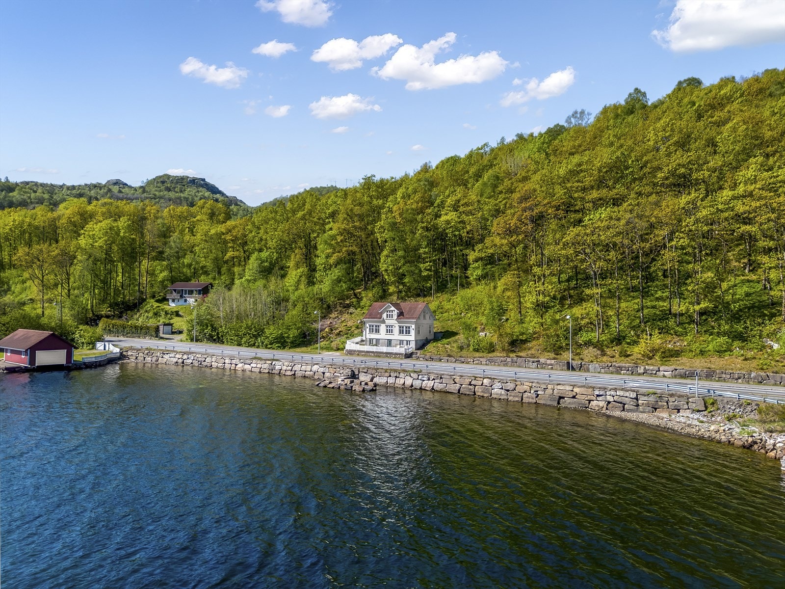 Boligen ligger langs veien som går fra E-39 til Farsund sentrum. Galleribilde