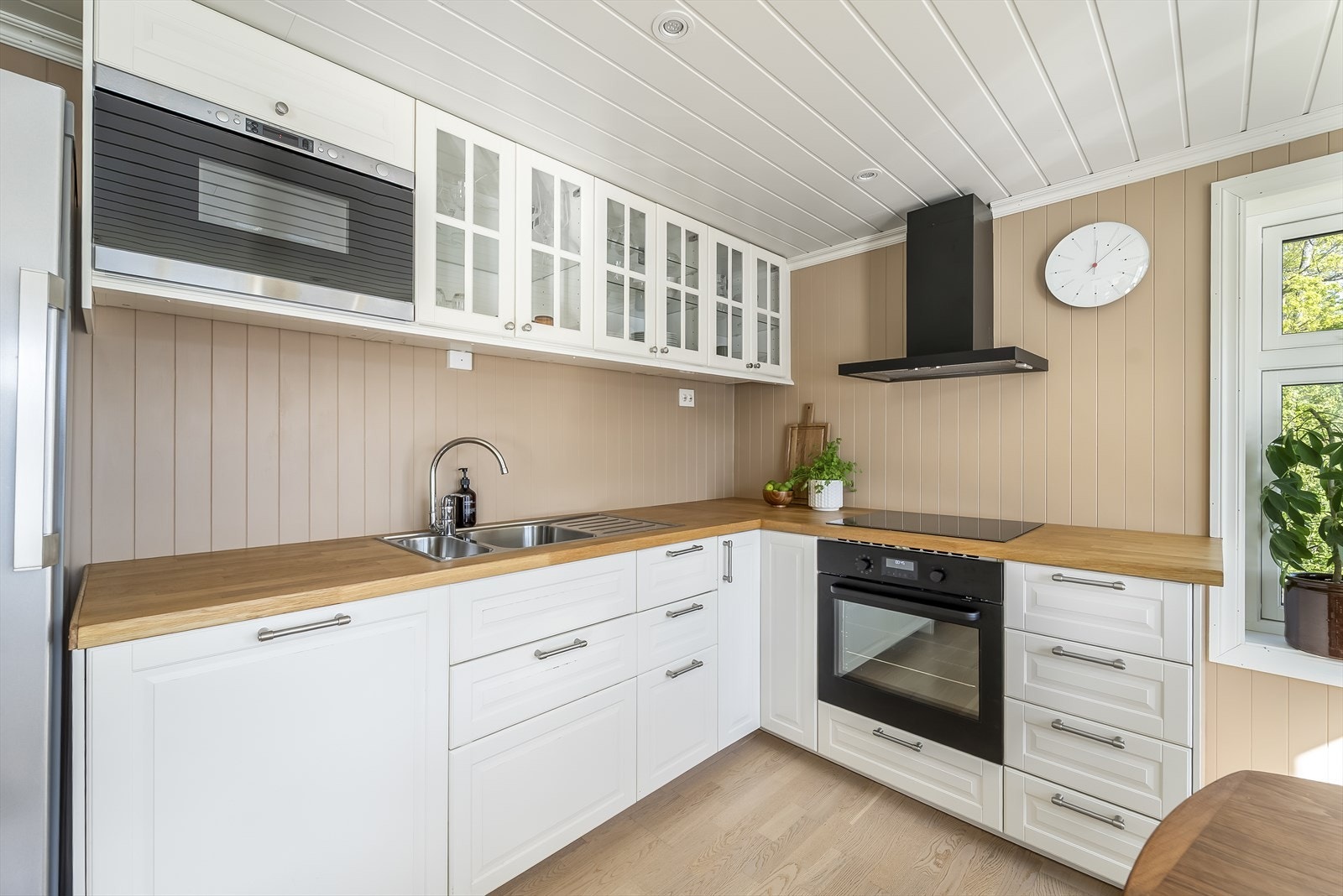 Kjøkkenets utforming gir rom til en god arbeidsplass. Innredet med integrerte hvitevarer med unntak av kjøleskap som medfølger. Galleribilde