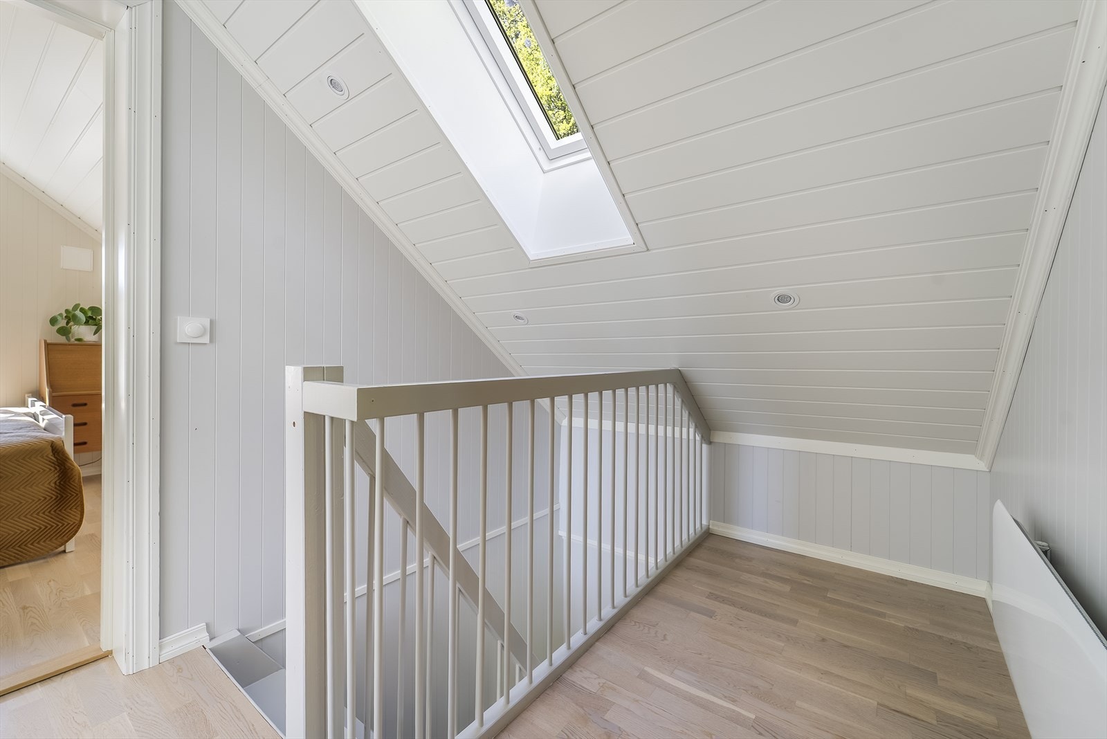 Trappen fører opp i en mellomgang med veluxvindu som slipper godt med lys inn. Galleribilde