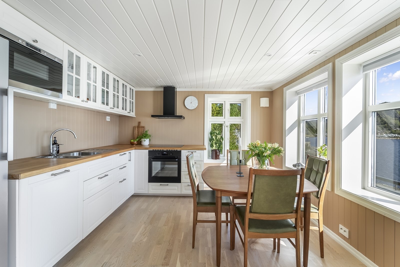 Lyst og innbydende kjøkken med store vinduer som viser den flotte utsikten gir et naturlig lysinnslipp. Galleribilde