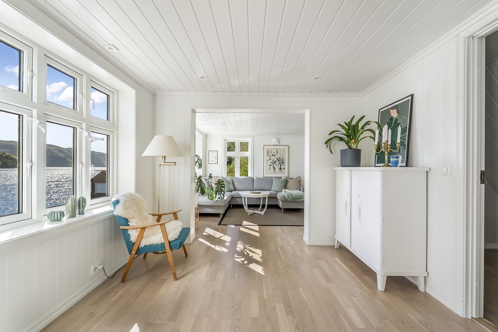 Lys og trivelig stue med mulighet til å innrede i soner. Galleribilde