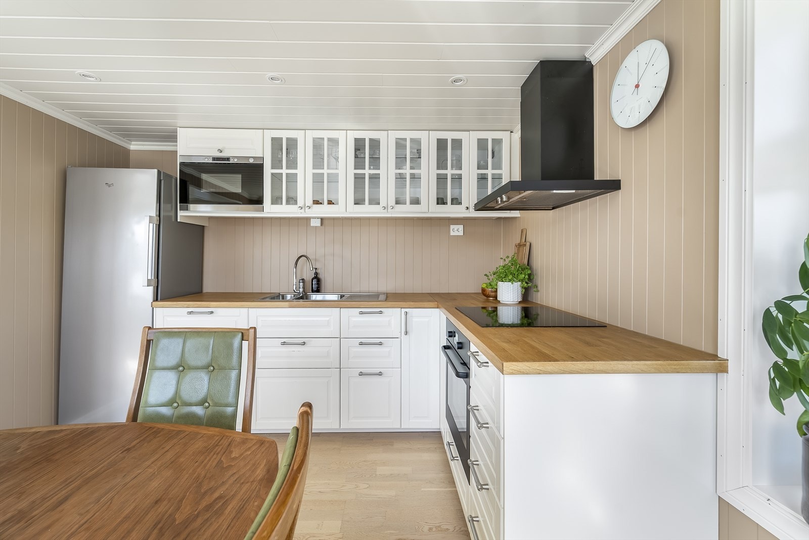 Plass på kjøkkenet til spisemøblement. Galleribilde