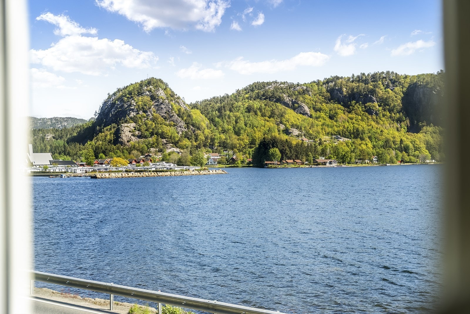 Kort vei til Åpta camping med badeplass og badebasseng. Galleribilde