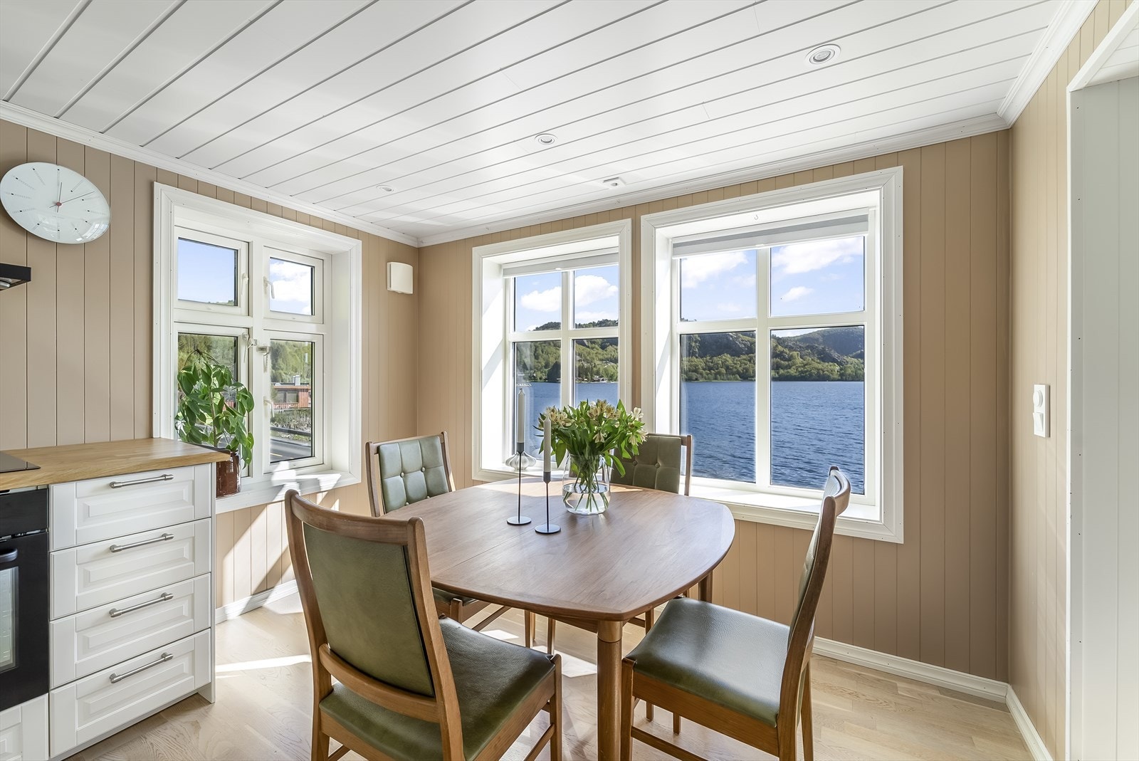 Her kan man nyte et bedre måltid, mens man nyter utsikten. Galleribilde