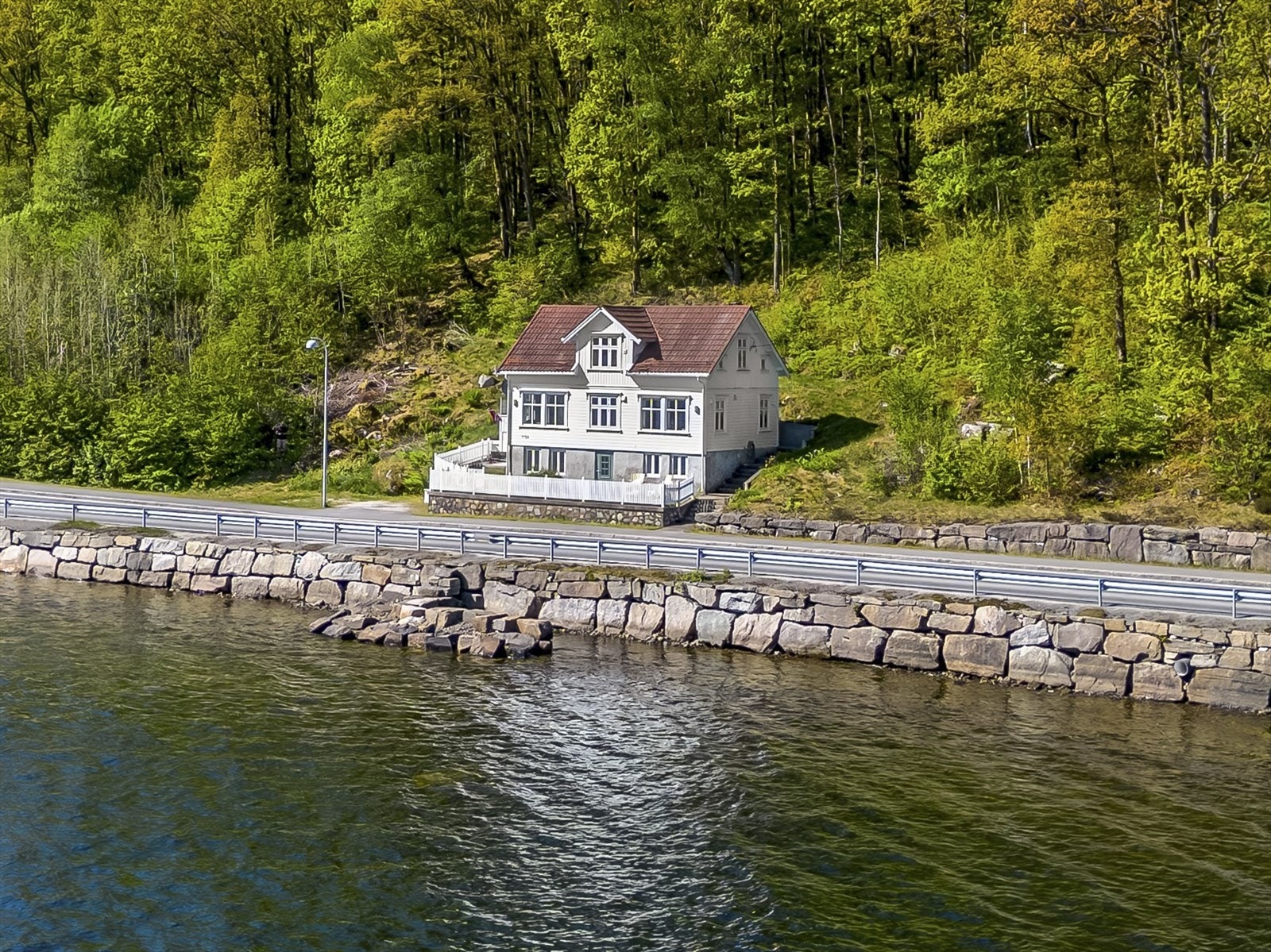Pent utformet bolig med koselig sørlandsstil. Galleribilde