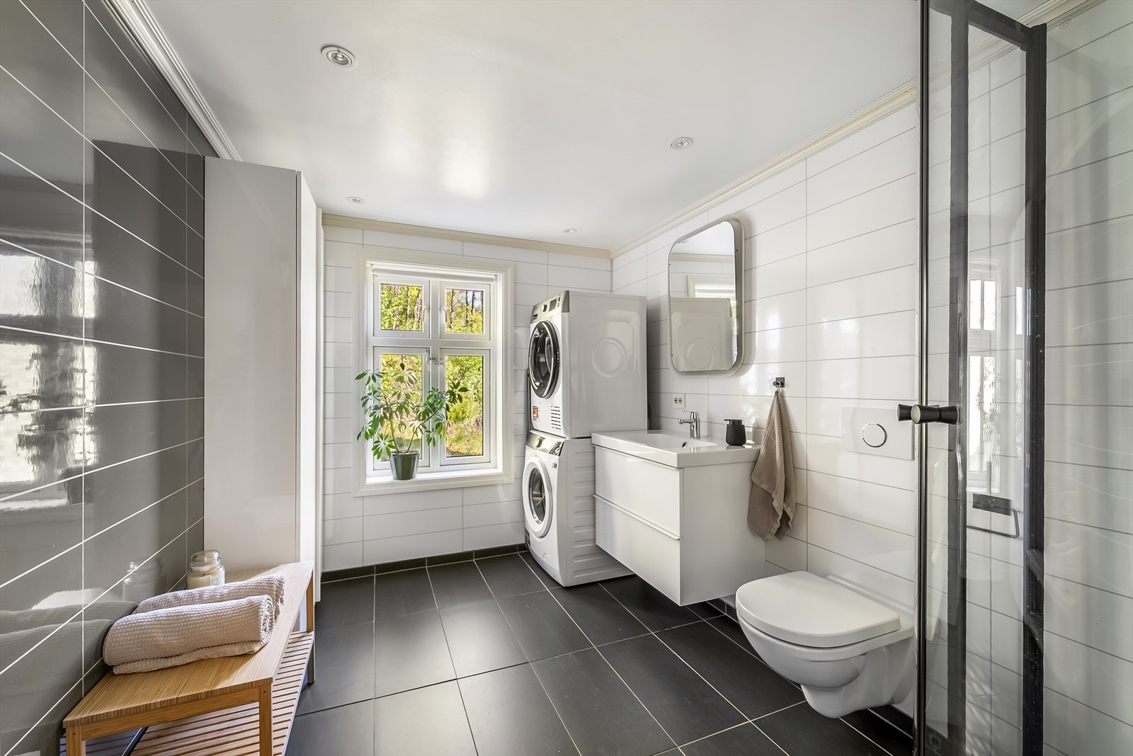 Lyst og moderne bad med praktiske løsninger og stilrent design. Galleribilde