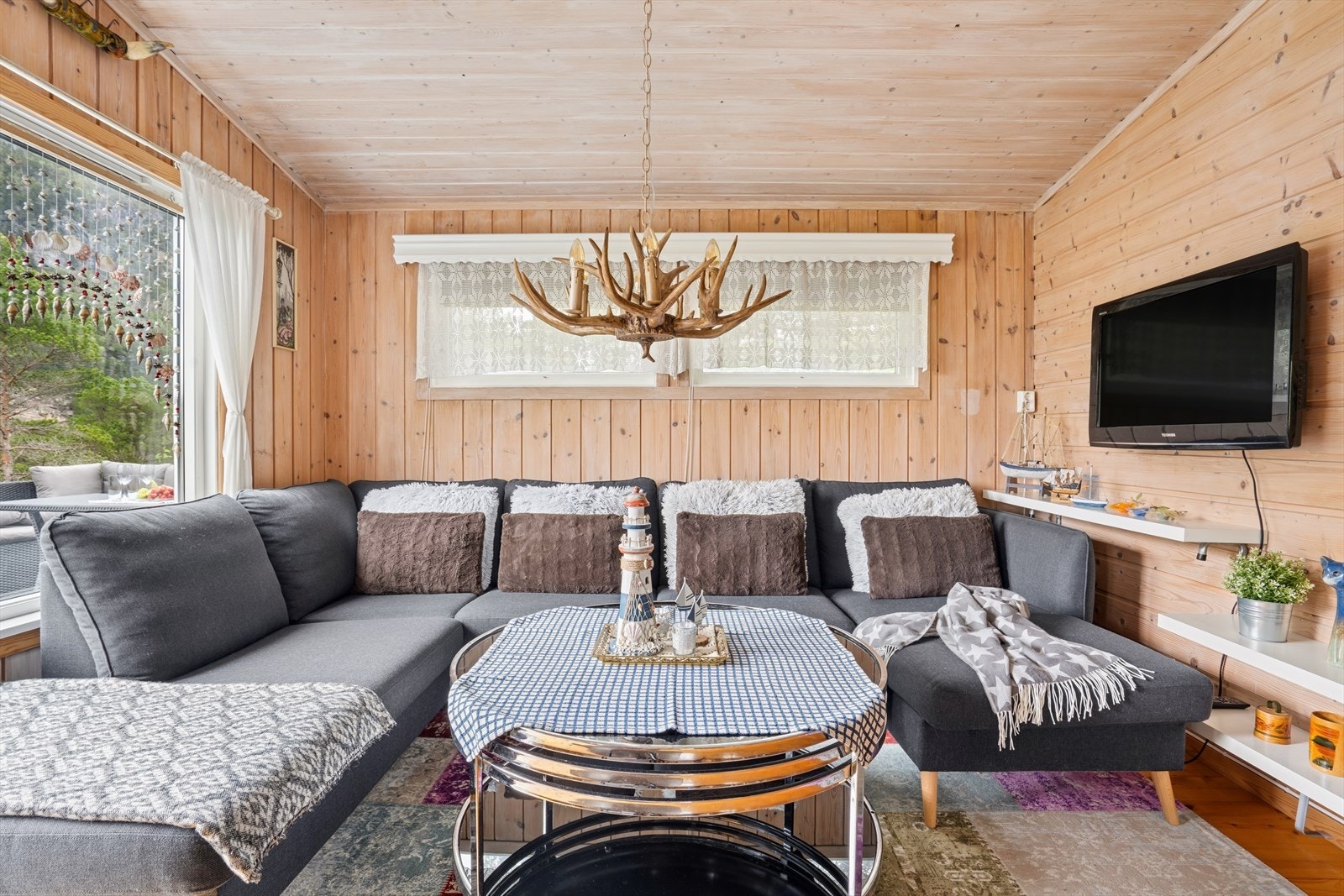 Sofagruppen har en fin plassering i stuen. Galleribilde