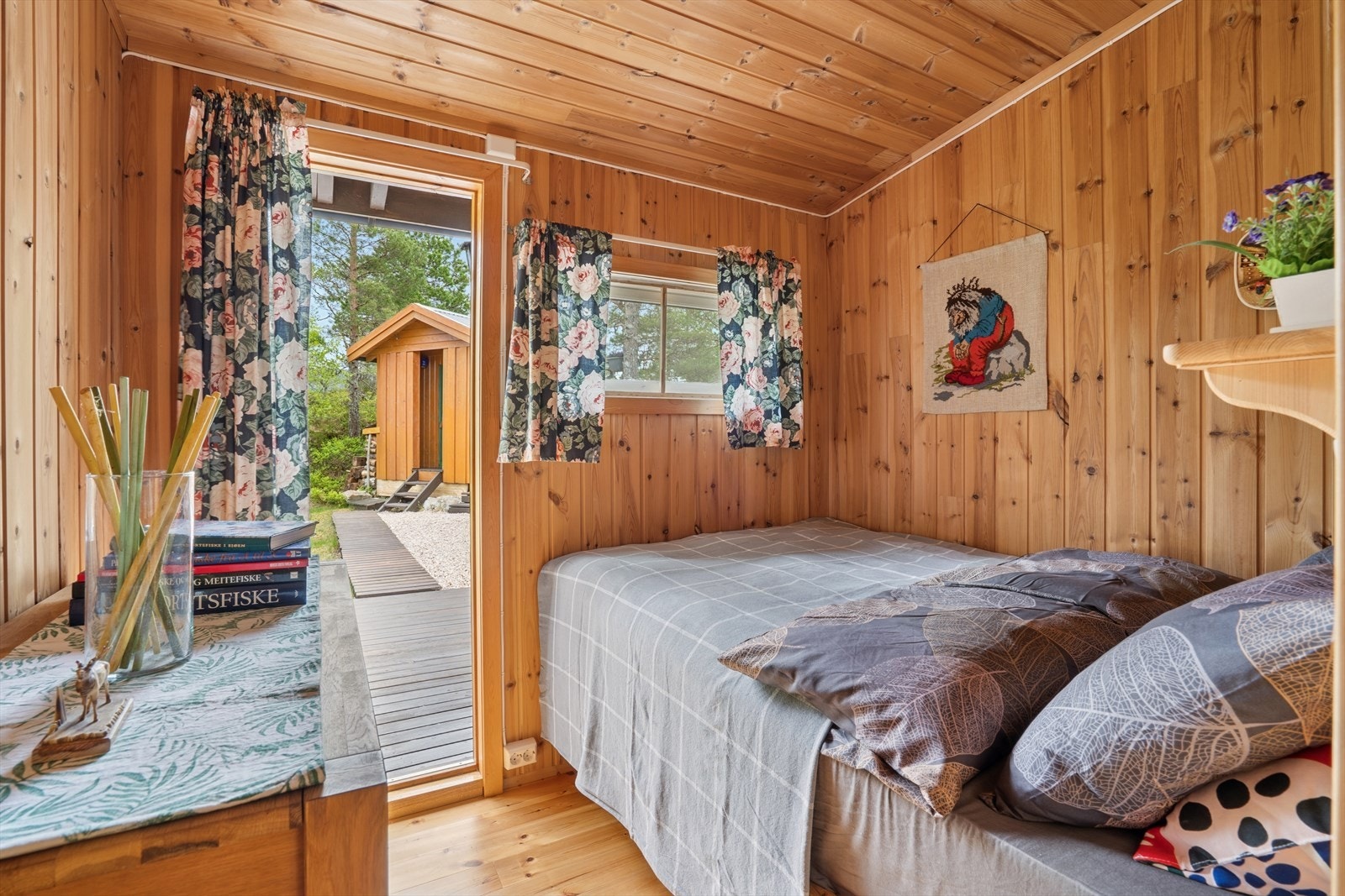 Soverom med videre adkomst ut til en terrasse. Galleribilde